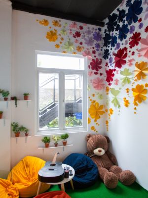 childrens-room-with-handmade-flowers-walls